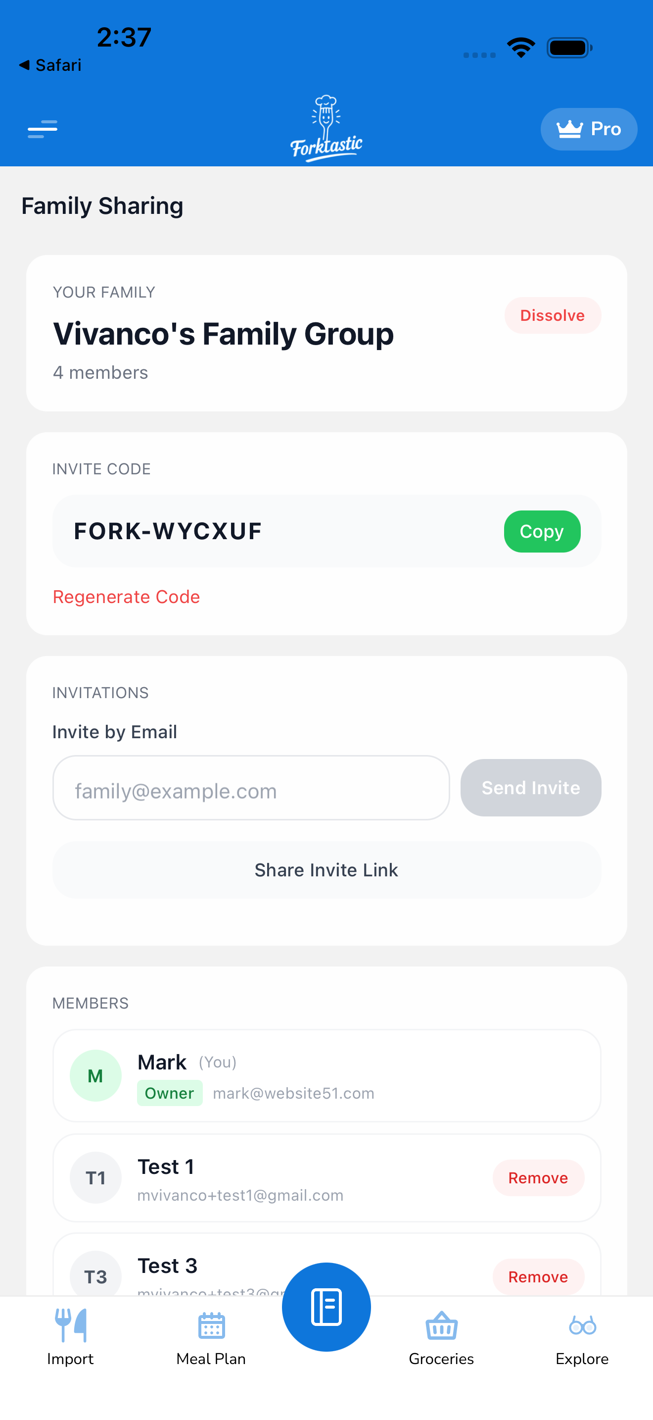 Family Sharing screen with member list and invite controls
